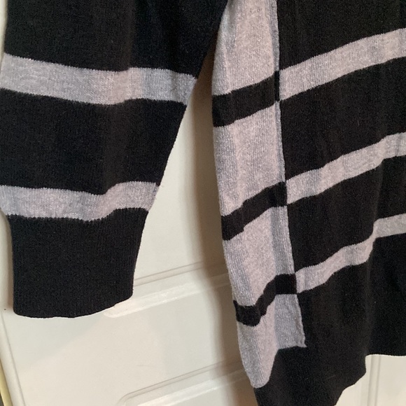 5/20$❤️‍🔥GAP💫 Women’s Black/Gray Striped V-Neck Sweater - Picture 4 of 5